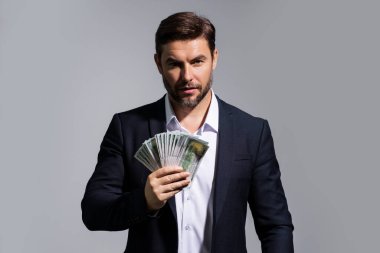 Para banknotları olan bir iş adamı. Dolar banknotları olan bir erkek girişimci. Şanslı patron, sigortacı, menajer. Parası olan serbest çalışan biri. Kopyalama alanı olan beyaz pankart için