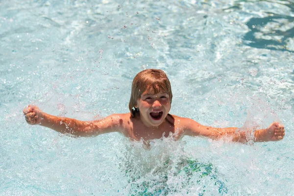 Dziecko Chłopiec Pływać Letnim Basenie — Zdjęcie stockowe