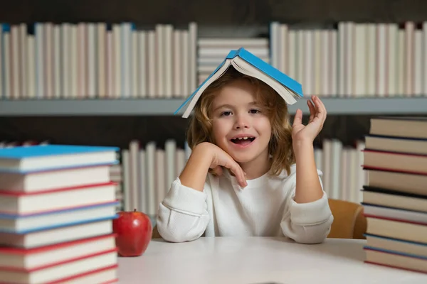 Zurück Zur Schule Schüler Lesen Buch Der Bibliothek Kinder Entwickeln — Stockfoto