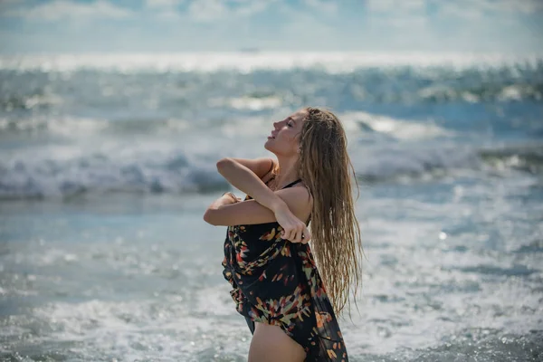 性感的女人在碧蓝的海水中飞溅 身材苗条的女孩在海浪边脱光夏装 自由天堂假期暑假海滩海滨风景 — 图库照片