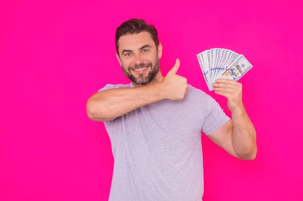 Man Met Contant Geld Dollarbiljetten Portret Van Zakenman Geïsoleerd Roze — Stockfoto