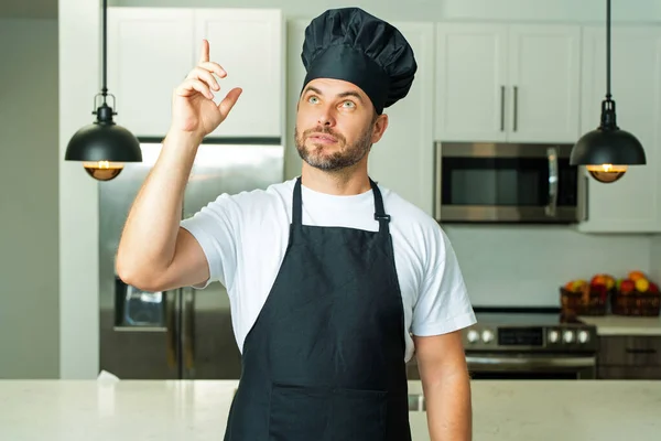 キッチンのシェフ キッチンでプロのシェフの男 ひげを生やしたシェフ 料理人 パン職人 キッチンを背景にした男性シェフ キッチンで料理人の帽子と制服シェフのハンサムな男 — ストック写真