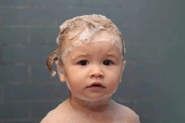 Feliz Bebé Divertido Bañado Baño Los Chicos Graciosos Enfrentan Cerca — Foto de Stock