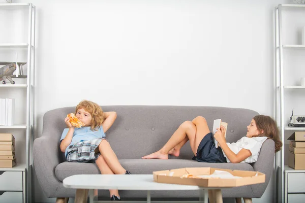 Two Little Kids Eating Pizza Home Hungry Children Eating Pizza — Stock Photo, Image