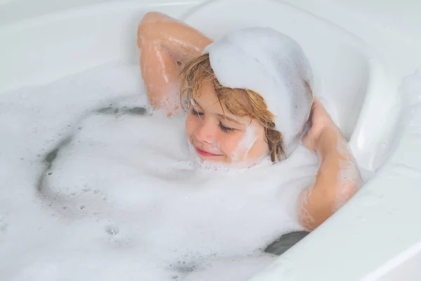 孩子们洗发水孩子头上的泡沫 洗发水泡沫和泡泡在头发上洗澡的孩子 孩子们在泡沫 护发和卫生观念方面的滑稽面孔 孩子们洗头要留长发 洗头洗头 — 图库照片