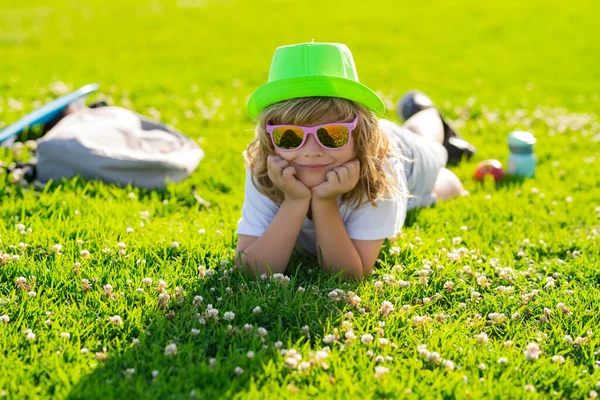 Menino Bonito Desfrutar Relaxar Gramado Criança Relaxar Parque Verão Kid — Fotografia de Stock