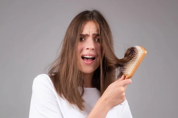 Kobieta Trzymając Grzebień Poważnym Problemem Wypadania Włosów Szamponu Opieki Zdrowotnej — Zdjęcie stockowe