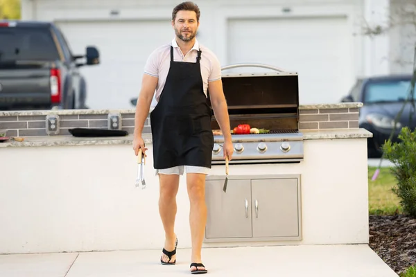 Homens Cozinhando Churrasqueira Quintal — Fotografia de Stock