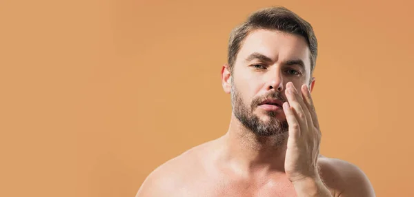 Piękny Mężczyzna Czystą Idealną Skórą Pielęgnacja Skóry Mężczyzny Kosmetologia Kosmetyki — Zdjęcie stockowe
