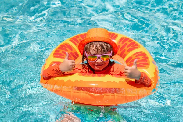 Criança Salpicando Piscina Nade Atividade Esporte Aquático Férias Verão Com — Fotografia de Stock