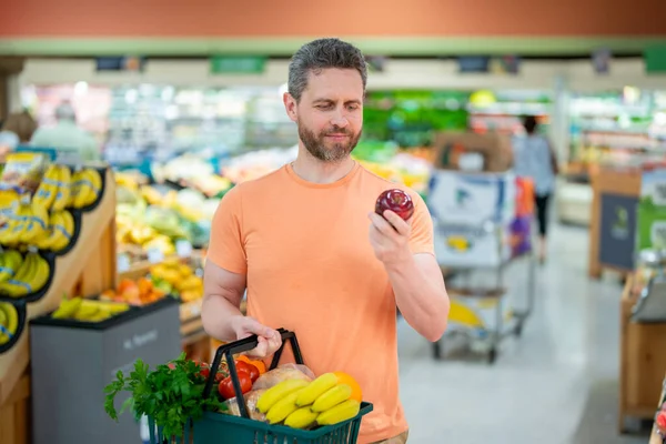 Ritratto Uomo Con Carrello Pieno Verdure Fresche Negozio Alimentari Supermercato — Foto Stock