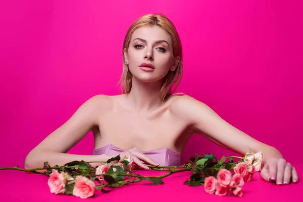 Красавица Розовой Розой Красивая Чувственная Женщина Держит Цветы Студийный Портрет — стоковое фото