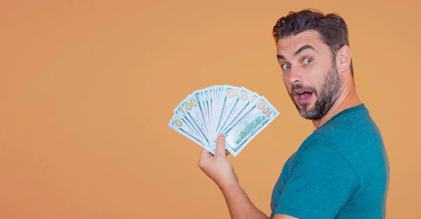 Man Met Contant Geld Dollarbiljetten Geïsoleerde Studio Banner Portret Van — Stockfoto