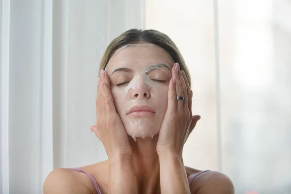 Mujer Con Máscara Facial Procedimiento Cosmético Spa Belleza Cosmetología Mujer —  Fotos de Stock