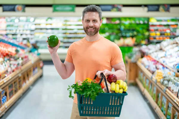 Mann Mit Einkaufskorb Supermarkt Lebensmittelgeschäft Einkaufskorb Banner Mit Mann Für — Stockfoto