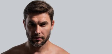 İnsan estetiği, gri arka planda deri tedavisi. Hijyen ve yüz. Olgun erkekler kozmetik ve sağlık. Güzellik ve cilt bakımı. Sağlık, sağlık ve hijyen. Başlık için pankart, kopyalama alanı