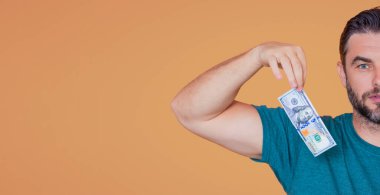 Para banknotları olan bir adam.