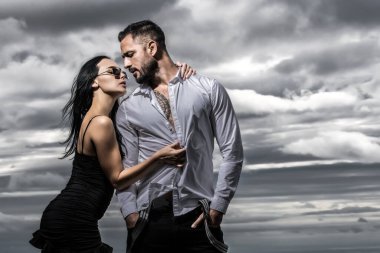 Şehvetli aşıkların seksi anları. Birbirine aşık romantik bir çift. Erkeğin kadını şefkatle kucaklaması. Şehvetli bir aşk yaşayan seksi bir çift. Ön sevişme ve aşk oyunları. Seksi baştan çıkarma. Erotik çift