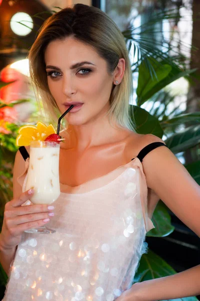 Jovem Mulher Bonita Segurar Bebida Fria Fresca Restaurante Uma Senhora — Fotografia de Stock