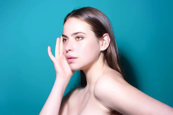美容女性の顔 自然な健康的な肌 美容室 スキンケア ボディケア 美顔にきれいな新鮮な肌を持つ美しい若い女性 女の子の顔の治療 — ストック写真