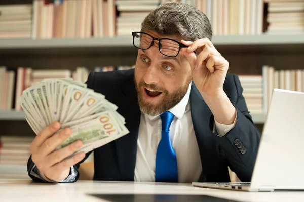 Portret Śmiesznie Zaskoczony Podnieconym Biznesmenem Trzymającym Banknoty Gotówkowe Biurze Powodzenia — Zdjęcie stockowe