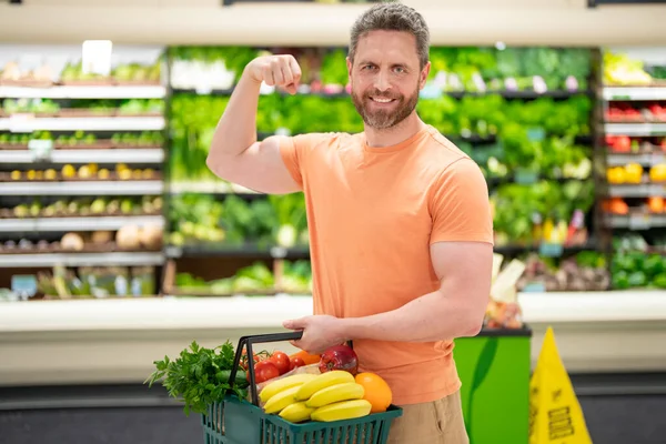 Uomo Con Frutta Verdura Supermercato Cibo Sano Salute Degli Uomini — Foto Stock