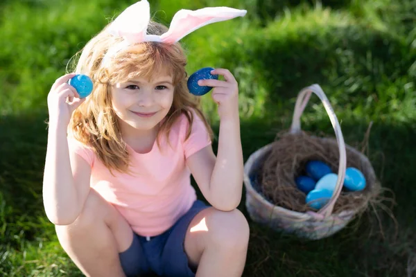 Kaninpåskbarn Barn Jagar Påskägg Pojke Med Påskägg Och Kaninöron Trädgården — Stockfoto