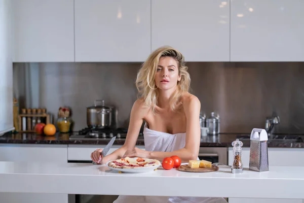 チーズ ソーセージ トマトのための成分を持つセクシーな女性 セクシー美しいです女性食べる朝朝食で居心地の良いキッチン — ストック写真