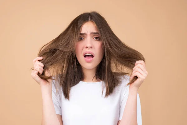 Smutna Dziewczyna Zniszczonymi Włosami Problem Pielęgnacją Włosów Kobieta Problemem Wypadania — Zdjęcie stockowe