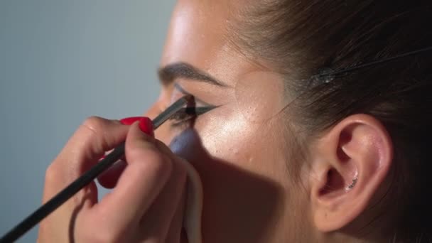 Artista Maquiagem Profissional Trabalhando Com Bela Jovem Compense Modelo Sexy — Vídeo de Stock