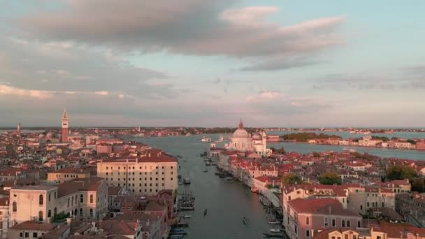 イタリアのヴェネツィア運河からの航空便 ヴェネツィアの大運河の空中ドローンビデオ 中央ヴェネツィア市上空でドローン撮影 ヴェネツィアの近くの橋の空中ビュー イタリアのヴェネチア市のパノラマ — ストック動画