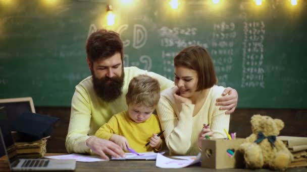 Jonge Familie Studeert Kinderen Leren Onderwijs Concept Gelukkige Familie Moeder — Stockvideo