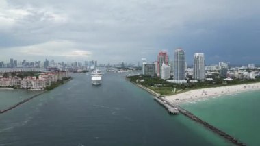 South Point, South Beach, Miami ve Florida 'dan gelen yolcu gemisinin hava görüntüsü. Hükümet kanalından Atlantik Okyanusu 'na Miami limanından gemi girişi. Okyanus Seyahati