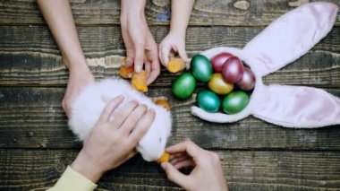 Aile elleri. Paskalya tavşanı ve paskalya yumurtası ahşap masa