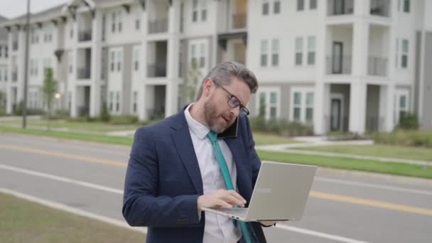 Biznesmen Ubrany Formalnie Zewnątrz Pomocą Telefonu Komórkowego Laptopa Mężczyzna Średnim — Wideo stockowe