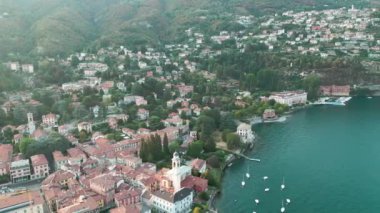 İtalya 'daki Como Gölü' nün panoramik hava manzarası İtalyan Alpleri 'nin arka planına karşı. Meşhur tatil köyü. Bir yaz günü İHA saldırısı. Como Gölü 'ndeki Bellagio Panoraması