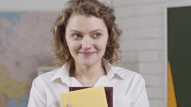 Student Fröhlich Lächelnde Lehrerin Lächelnde Studentin Oder Lehrerin Der Schule — Stockvideo