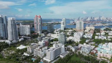 Miami sahilindeki hava manzarası. Cennet. South Pointe Parkı ve Pier. Güney Miami Sahili 'nin en iyi manzarası. Okyanus yolu, Collins Bulvarı