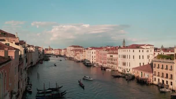 ヴェネツィアイタリアの空中ドローンショット ヴェネツィアの空中ビュー 上からヴェネツィア市内の有名な観光地のパノラマの空中ビュー トップビューからヴェネツィアの旅行 運河やヴェネツィアの屋根 — ストック動画