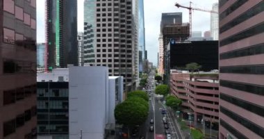 Los Angeles şehir merkezi, insansız hava aracı, gökdelenler şehir manzarası. Modern ofis binaları, gökdelenler, bankalar, Los Angeles 'taki daireler. Los Angeles, ABD, 1 Haziran 2022
