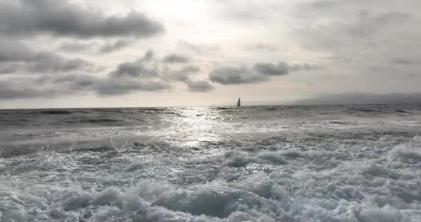海水汹涌而过 海滩上的漩涡和风景秀丽的海岸线 — 图库视频影像