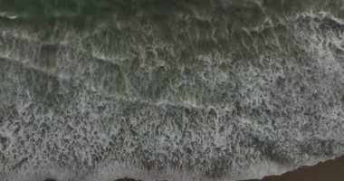 Okyanus kumlu plajı. Güzel deniz ve vahşi sahil. Tropik plajın üst manzarası. Arkaplan dalgalı soyut deniz suyu
