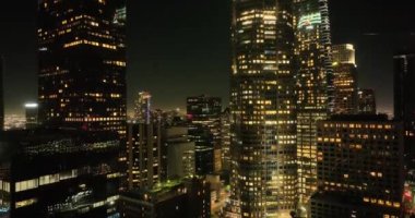 Los Angeles Ufuk Çizgisi Hava Aracı gecesi. Geceleri Los Angeles şehir merkezindeki gökdelenlerin hava görüntüleri. Şehir ışıkları ve bina kuleleri şehir sokakları ve trafiği olan bir insansız hava aracından.
