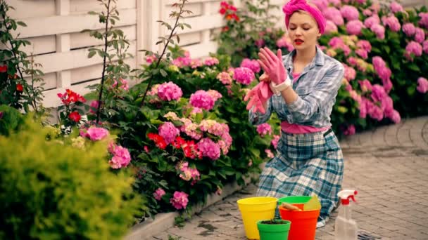 Bahar Bahçıvanlığı Bahçıvan Kadın Çiçek Saksısını Bahar Terasında Tutuyor — Stok video