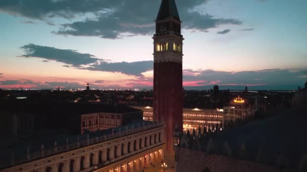 晚上从空中俯瞰圣马可广场钟楼 在圣马可广场上飞行的无人机意大利威尼斯的圣马可广场 威尼斯的Basilica Campanile圣马可广场设有狗宫 — 图库视频影像