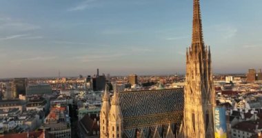 Viyana Belediye Binası. Rathusplatz 'ın havadan görünüşü. Rathauspark 'taki Rathaus' un tepesinde. Rathaus Viyana 'da, belediye binasında. İnsansız hava aracı görüntüleri. Başkent Wien 'deki Rathaus Belediye Binası. Avrupa 'da seyahat
