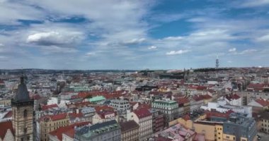 Prag manzaralı eski kasaba mimarisi manzarası. Vltava Nehri, Prag 'daki köprüler, Çek Cumhuriyeti. Prag panoramik hava aracı Prag 'ın üzerinde kilise ve eski Avrupa binası manzaralı