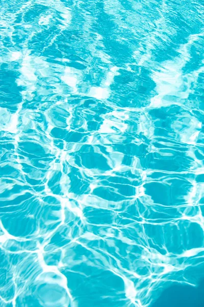 Wasserhintergrund Wogende Wellen Blaues Schwimmbadmuster Meeresoberfläche Wasser Schwimmbad Mit Sonnenreflexion — Stockfoto