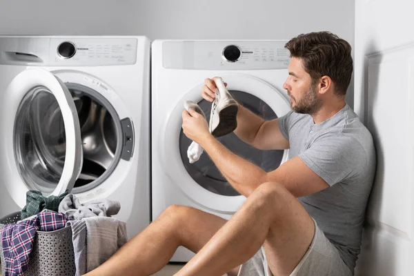 Fotos de Homem lavando roupa, Imagens de Homem lavando roupa sem royalties  | Depositphotos