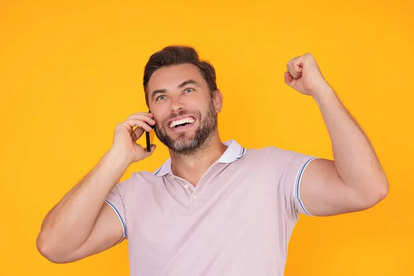 Hombre Excitado Camiseta Usando Teléfono Móvil Aislado Fondo Del Estudio — Foto de Stock